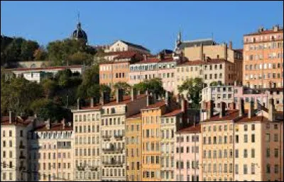 Complétez le nom de ce célèbre quartier de Lyon : "La Croix-..." :