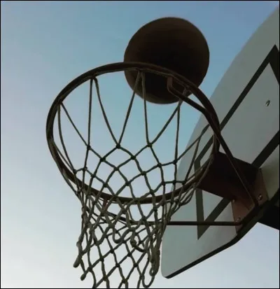 Au basket, le panier est à 2m50 du sol.