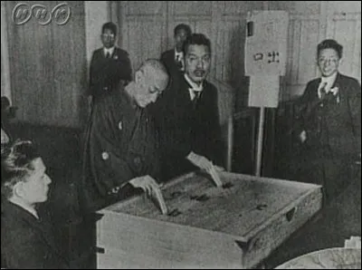 Quel pays adopte le suffrage universel masculin ?