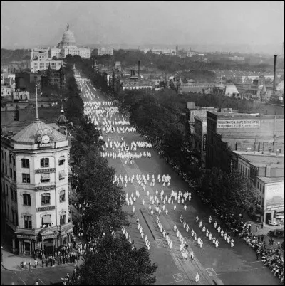Quelle société secrète organise son premier congrès ?