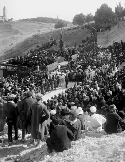 Quelle université voit le jour le 1er avril ?