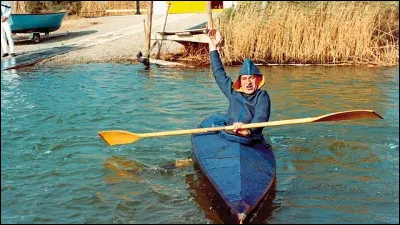 Dans quel film Luis de Funès pratique-t-il le kayak sans succès ?