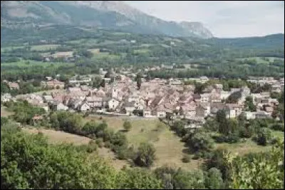 Nous sommes maintenant à Saint-Bonnet-en-Champsaur. Commune nouvelle de l'aire d'attraction Gapençaise, créée le 1er janvier 2023, elle se situe dans le département ...