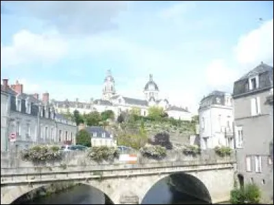 Ville nouvelle Angevine depuis le 15 décembre 2015, traversée par l'Oudon, Segré-en-Anjou-Bleu se situe en région ...