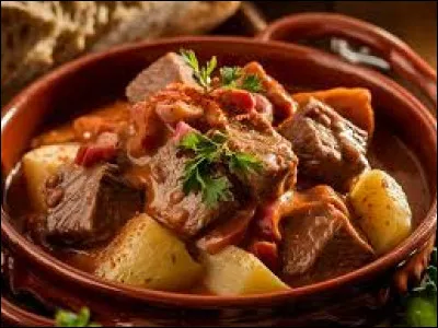 Avec la viande de quel animal est compos&eacute; le goulash, aromatis&eacute; au paprika ?