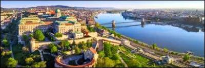 Sur quel grand fleuve est construite la ville de Budapest ?
