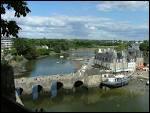 Au fond de sa ria qui prolonge le golfe du Morbihan, le port invite  la flanerie : rues paves, maisons  pans de bois et jardins clos. La ville domine la rivire Loch.