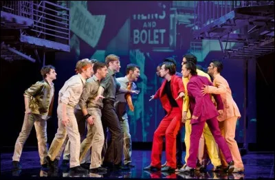 Dans la comédie musicale ''West Side Story'', quel est le nom de la bande rivale des ''Jets'' ?