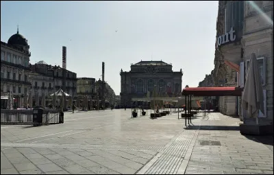 ''La place de la Comédie'' est la place centrale de quelle ville, préfecture de l'Hérault ?
