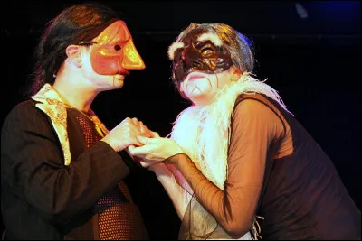 Quel est le nom du genre de théâtre populaire italien où des acteurs masqués improvisent des comédies marquées par la naïveté, la ruse et l'ingéniosité ?