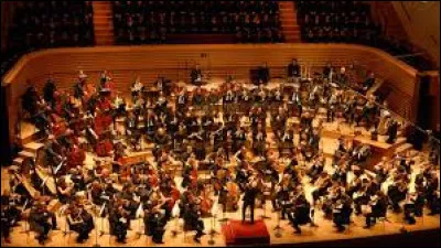 Euterpe est couronn&eacute;e de fleurs,elle joue de la flute et du hautbois,aussi de la trompette comme il se doit,tout &ccedil;a ne lui fait pas peur.De quoi est-elle la muse ?