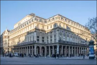 Couronn&eacute;e de lierre, voici Thalie,viole, clairon, rouleau et brodequinsl'accompagnent mais pas de mannequins,elle est muse de Gr&egrave;ce et d'Italie.De quoi est-elle la muse ?