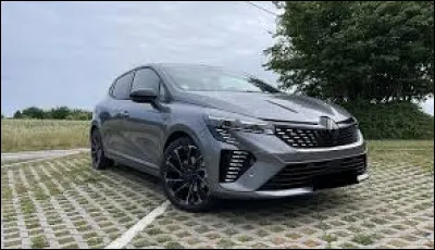 Celle-l&agrave; est couronn&eacute;e de lauriers, un livre, un stylet et sa tablette,de la renomm&eacute;e une trompette,ces indices au cas o&ugrave; vous l'auriez !De l'histoire qui est la muse ?