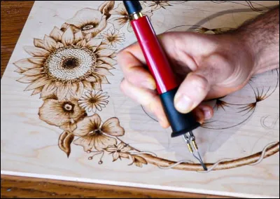 Utiliser une pointe métallique chauffée comme ci-dessus sur une planche de bois, c'est faire de la...