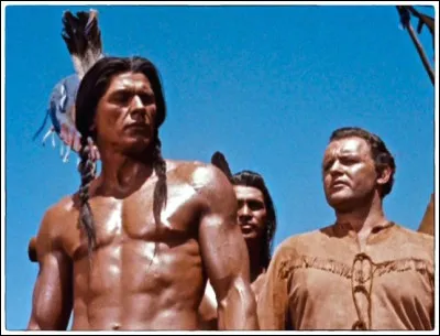 Ce film de Samuel Fuller met en scène deux personnages : O'Meara (Rod Steiger) qui a rejoint les Sioux et le lieutenant Driscoll qui veut violer le traité de paix : c'est ...