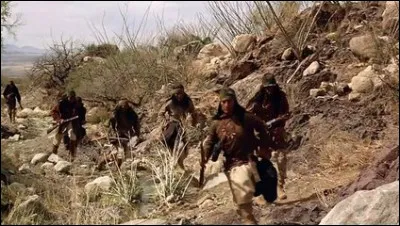 Dans ce film d'Aldrich, sorti en 1972, le chef apache Ulzana s'échappe de sa réserve avec un groupe de guerriers ; un peloton de la cavalerie américaine est lancé à leur poursuite : c'est ...