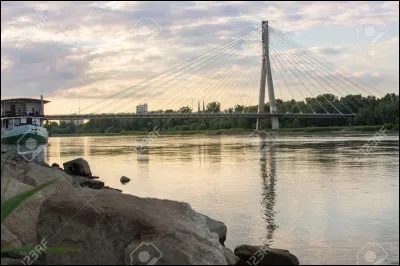 Quel fleuve traverse Varsovie ?