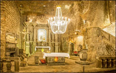 Quel est le nom de la célèbre ancienne mine de sel classée au patrimoine mondial de lUNESCO ?