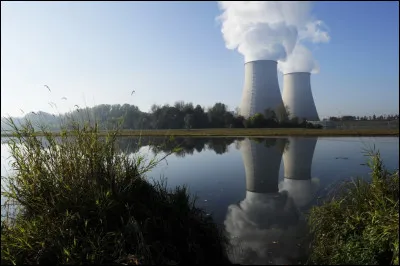 Quelle est cette centrale nucléaire, située dans le Cher sur la rive gauche de la Loire ?