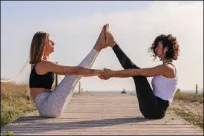 Une boule de papier froissée et une pierre de même volume sont lâchés de 2 m 50 de hauteur dans le vide, lequel arrive au sol en premier ?