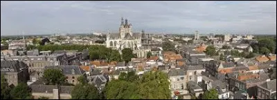 Où se trouve 's-Hertogenbosch, appelée en français Bois-le-Duc, ville de 150 000 habitants ?