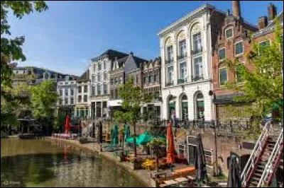 Où se trouve Apeldoorn, ville de 160 000 habitants ?