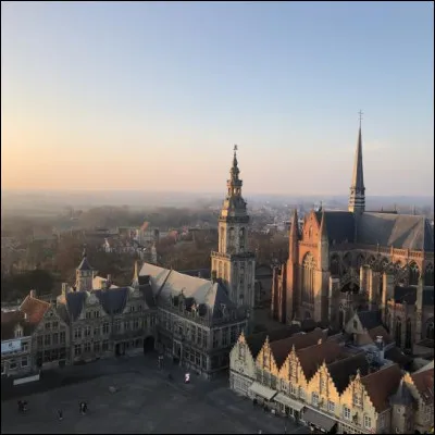 Où se trouve Veurne, petite ville de 12 500 habitants proche de la côte ?