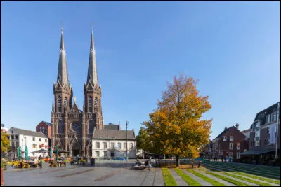 Où se trouve Tilburg, ville de 230 000 habitants ?