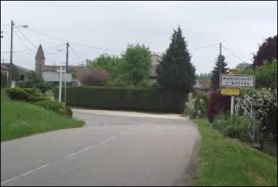 Nous sommes à présent en Lorraine, à l'entrée de Manoncourt-en-Woëvre. Village de l'arrondissement de Toul, il se situe dans le département ...