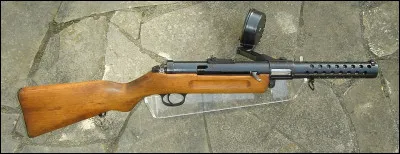 Pistolet mitrailleur de la Première Guerre mondiale, le premier à être massivement utilisé par une armée :