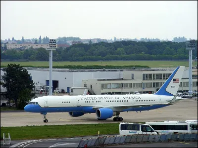 Quelle est la largeur de la chaussée du viaduc de Millau ?