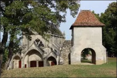 Nous terminons notre balade en Lorraine devant la chapelle castrale et la porte de France, à Vaucouleurs. Ville johannique, dans l'arrondissement de Commercy, elle se situe dans le département ...