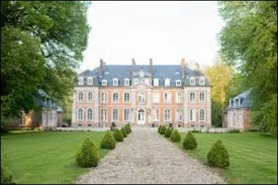 Nous démarrons notre balade au château de Carsix. Ancienne commune normande, dans l'arrondissement de Bernay, elle se situe dans le département ...