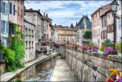 Dans quel département se trouve la commune de Montbrison ?