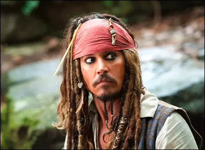 Johnny Depp joue le rôle de Jack Sparrow dans cinq films de la saga Pirates des Caraïbes.