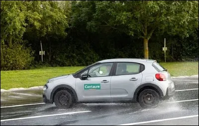 Il roulait trop vite sous la pluie, il a fait un...