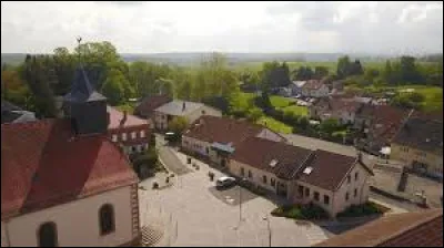 Notre balade dominicale démarre en Lorraine, à Buhl-Lorraine. Commune du Pays de Sarrebourg, elle se situe dans le département ...
