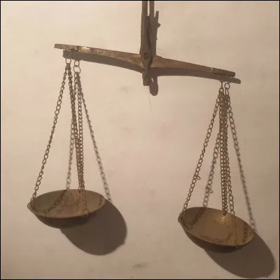 Quelle est la déesse qui pose sa plume sur la balance où l'on pose le cur du défunt ?