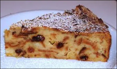 Quel est le nom du gâteau anglais à base de fruits confits, d'épices et de rhum souvent servi à Noël ?