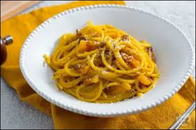 Quel type de pâtes est traditionnellement utilisé dans le plat italien appelé "carbonara" ?