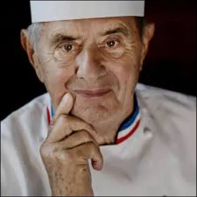 Quel est le nom du chef français qui a été le premier à obtenir trois étoiles au guide Michelin ?