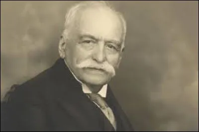 Quel chef français est connu pour avoir créé la sauce béarnaise ?