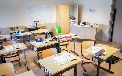 Définition : Établissement où l'on donne un enseignement collectif général.