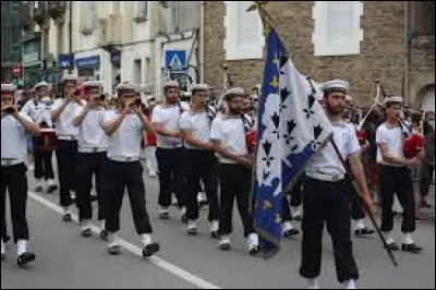 Comment se nomment les ensembles musicaux de type orchestre, inspirés à l'origine du pipe band écossais ?