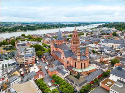 Quelle est cette ville de 220 000 habitants, capitale du land de Rhénanie Palatinat ?