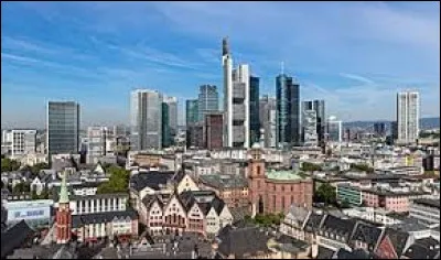 Quelle est, avec 770 000 habitants, la ville la plus peuplée du land de Hesse ?