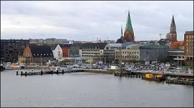 Quelle est cette ville de 245 000 habitants, capitale et plus grande ville du Schleswig-Holstein ?