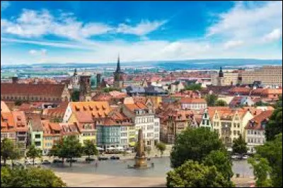 Quelle est cette ville de 215 000 habitants, capitale et plus grande ville de Thuringe ?