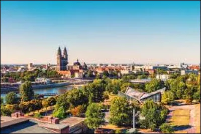 Quelle est cette ville de 240 000 habitants située sur l'Elbe, capitale de Saxe-Anhalt ?