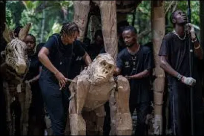 Dans quel pays peut-on admirer ces marionnettes, souvent appelées "marionnettes-trompes" ?